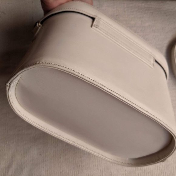 👜 VERSACE BEAUTIFUL VANITY BAG 👜💯 authenticb -  PRICE FIRM ✌️ - Picture 6 of 13